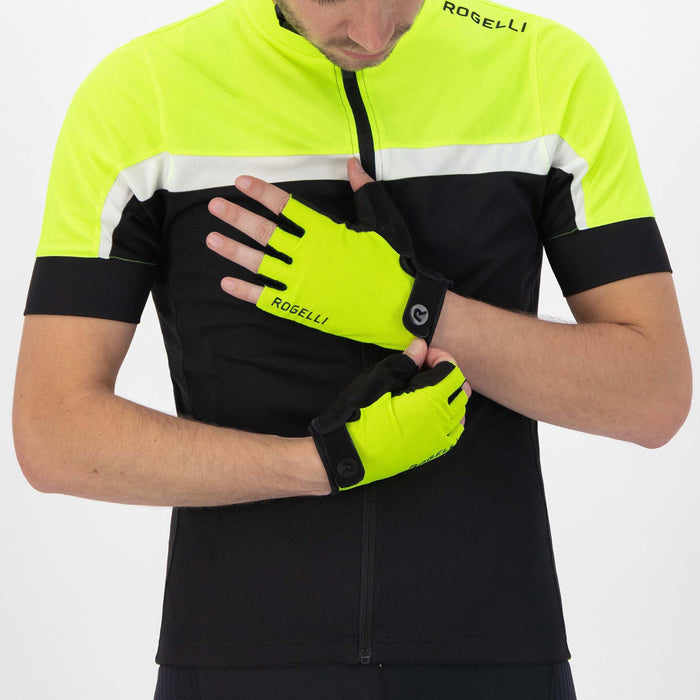 Rogelli Core fietshandschoenen heren fluor gedragen voorkant.