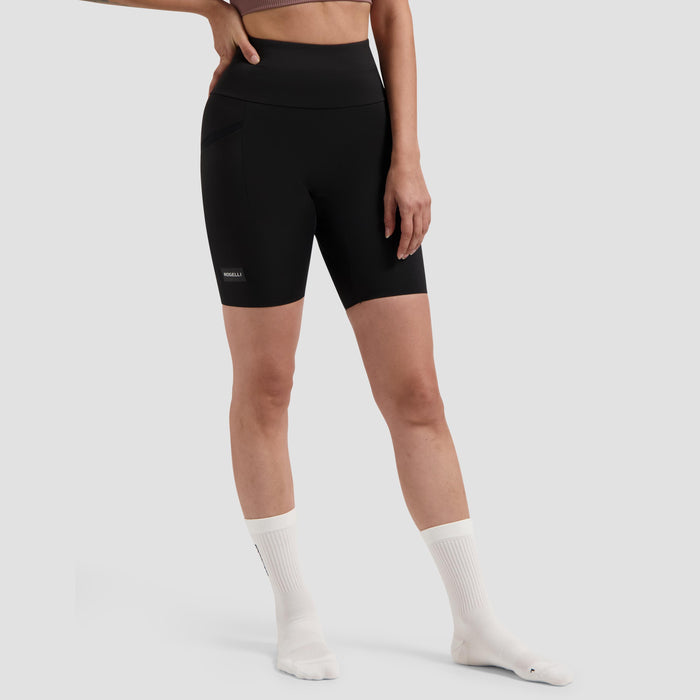 Rogelli Distance korte hardloopbroek strakke pasvorm dames zwart gedragen voorkant.