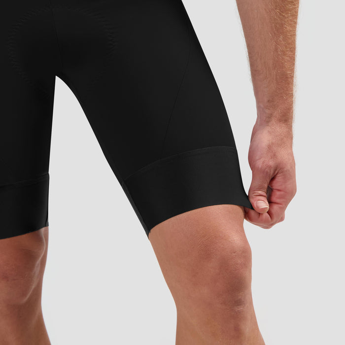 Detail van Rogelli Signature korte fietsbroek heren zwart broekspijp.