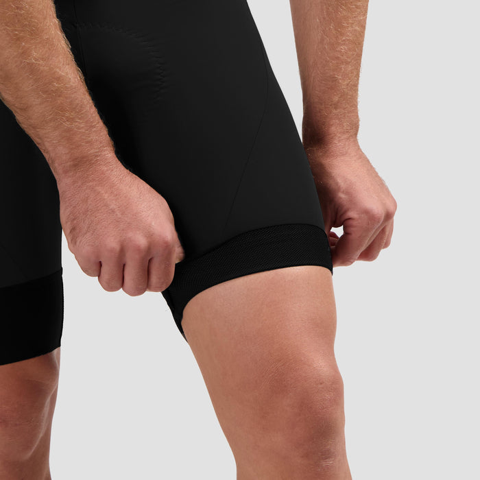 Detail van Rogelli Signature korte fietsbroek heren zwart broekspijp.